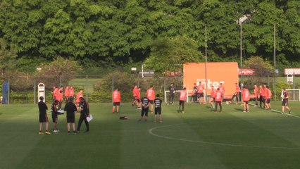 Chile se entrena por primera vez en Brasil pendiente del volante Charles Aránguiz