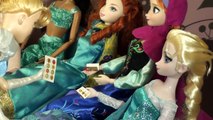 Cinderellas sleepover with Frozen Elsa and Anna and all Disney princesses. Tiny food and surprises