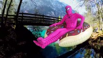 Pembe Spidergirl Uçan Donut World w/ Spiderman Seyahat ve Elsa Gerçek hayatta Donmuş!