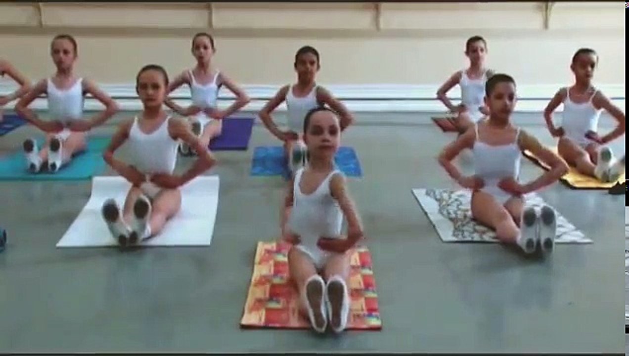 Vaganova Ballet Academy. Stretching and flexibility exercises.