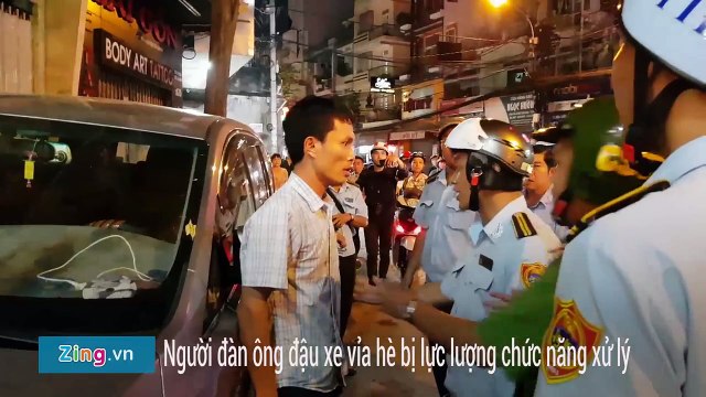 Tài xế 'ăn vạ' khi bị cẩu xe đậu trên vỉa hè Sài Gòn
