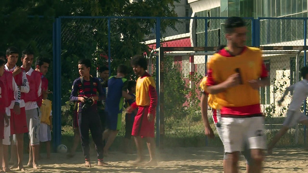Kein Strand? Kein Problem: Junge Beachfußballer in Afghanistan