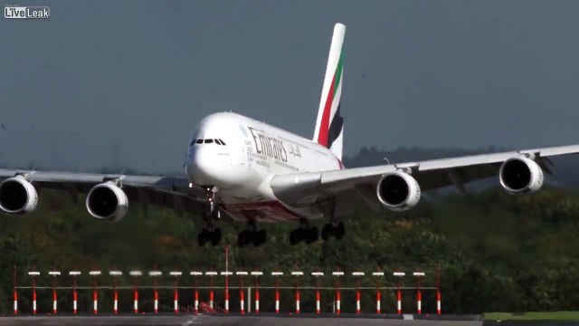 Unbelieveable AIRBUS A380 HARD CROSSWIND LANDING during a STORM at Düsseldorf - 4K