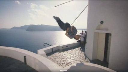 Os ases do parkour em Santorini