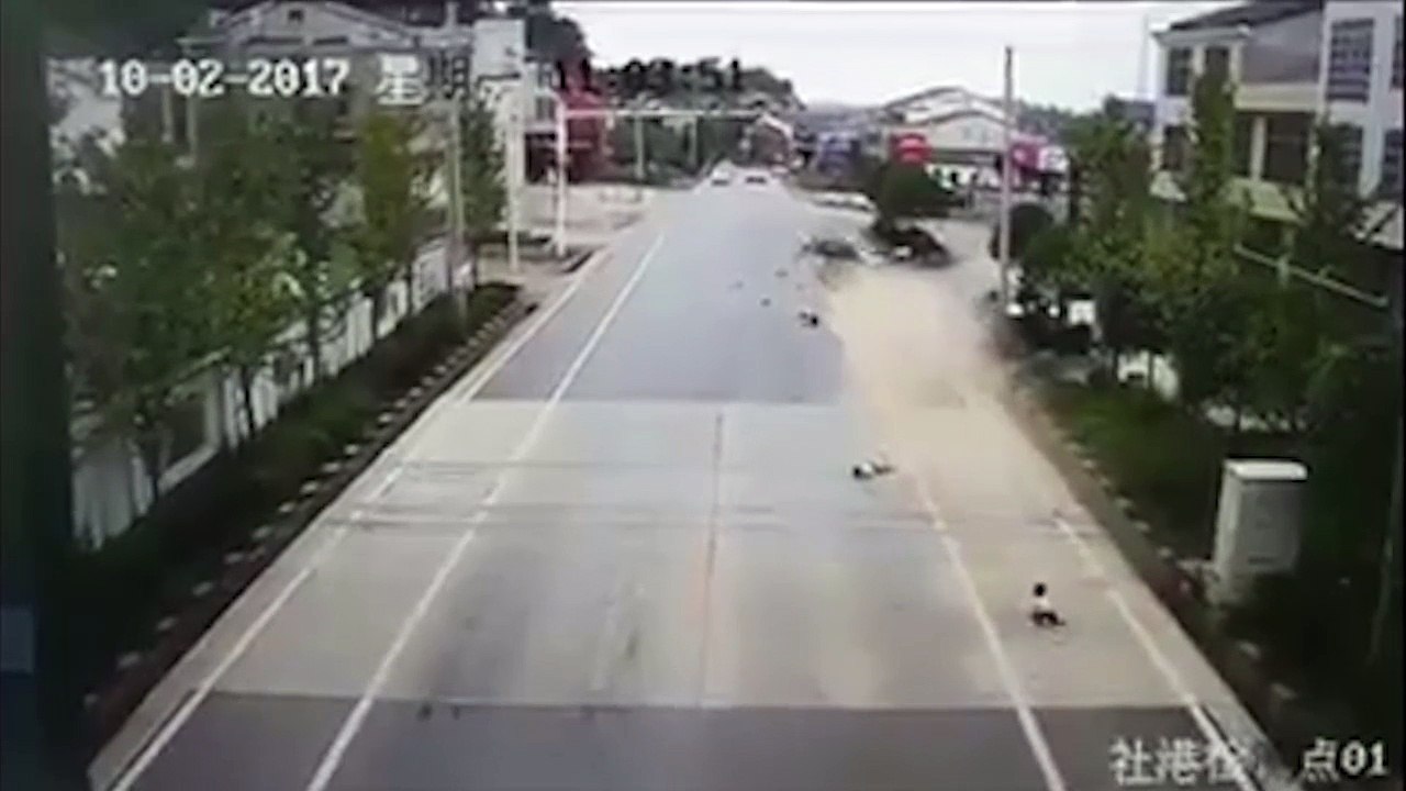 Xe điên tông gia đình 6 người: ba mẹ, anh chị em thiệt mạng trước mắt bé trai còn sống