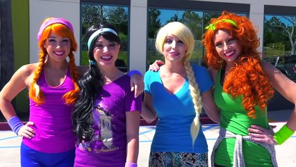 Princess Rock Wall Climbing Challenge Elsa vs Anna vs Merida vs Jasmine. Totally TV