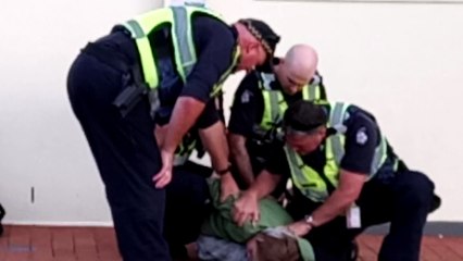 4 policiers maintiennent au sol un enfant autiste