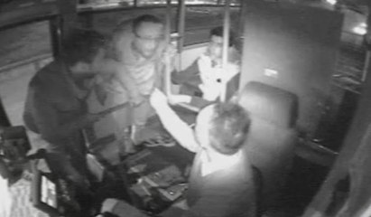 Otobüsü durdurup şoförü darp ettiler... O anlar kamerada