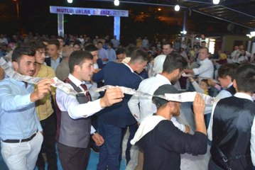 Davetlilerin 40 Metrelik Düğün Takısı, Yeni Evlenen Çifti Şaşkına Çevirdi