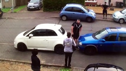 El forzudo turco que mueve coches por su tía