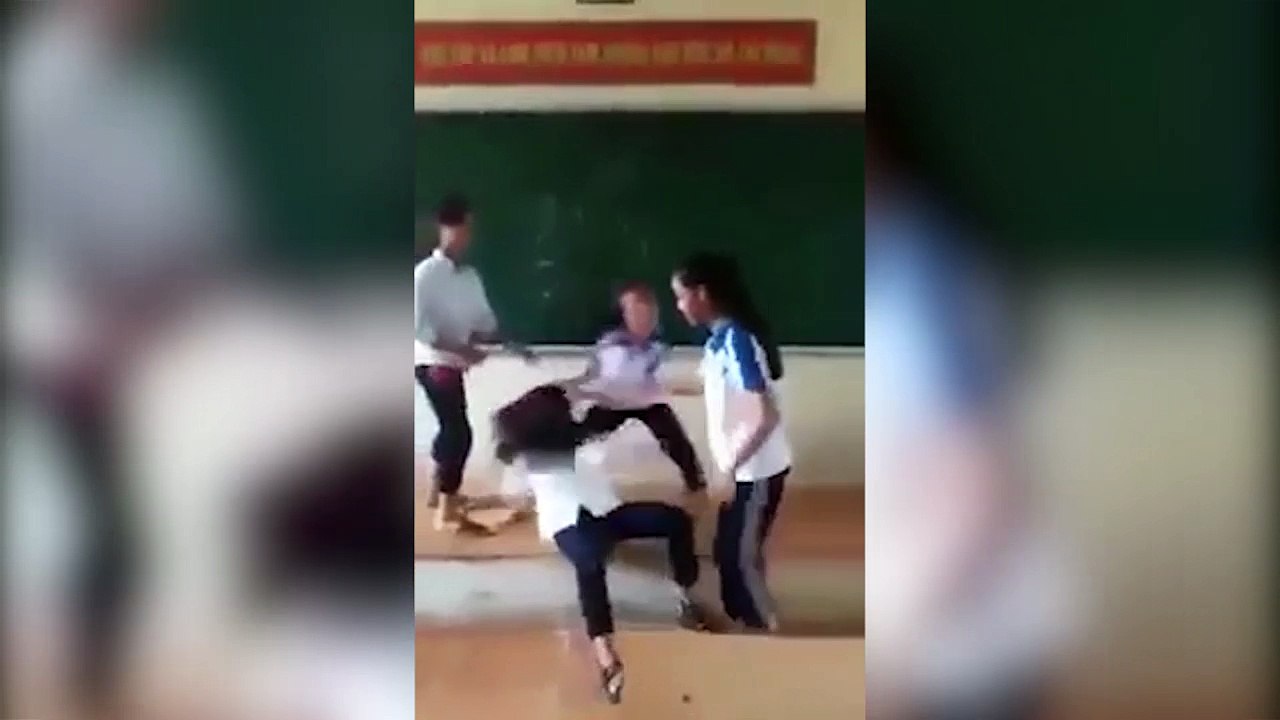 Hà Nội: Phẫn nộ hình ảnh nhóm học sinh cấp 2 hành hung, xé áo một bạn nữ ngay trong lớp