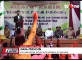 Pakai Sarung dan Peci, Presiden Bagi-bagi Hadiah