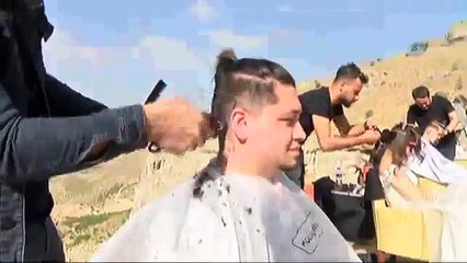 Usta Kuaförlerden Metrelerce Yüksekte Tıraş Şovu