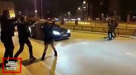 Yoldan geçen arabalara ip şakası yapan aşırı heyecanlı gençler