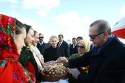 Ukrayna'ya Giden Erdoğan Yöresel Kıyafetlerle Karşılandı, Paska Ekmeği İkram Edildi
