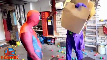 Tải video: Spiderman vs Joker COLORED BALLS! Box Prank w/ Joker Pool Party & Frozen Elsa - Amazing Superheroes