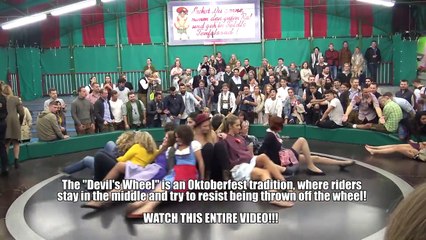 Tenir en équilibre sur ce tourniquet géant est impossible ! Jeu à l'OktoberFest à Munich !