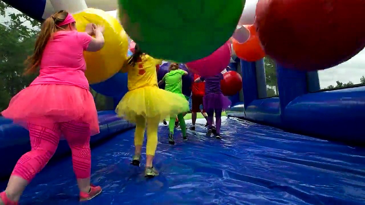 un parcours gonflable géant