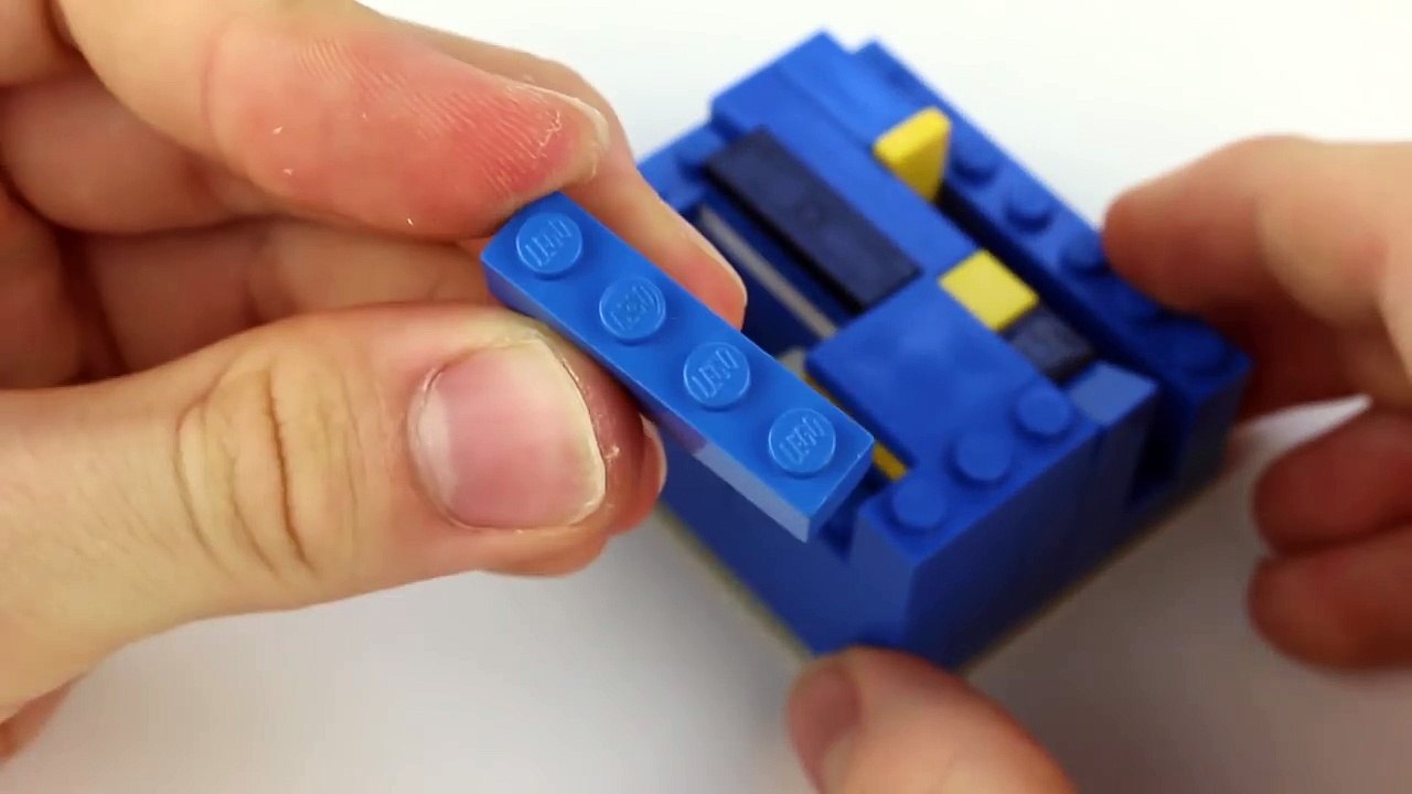 How to Build a Simple LEGO Candy Machine