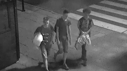 Trois jeunes aident un SDF endormi sur un banc (Pologne)