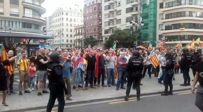 Un grup d'ultres assatgen els concentrats en la manifestació del Nou d'Octubre a València