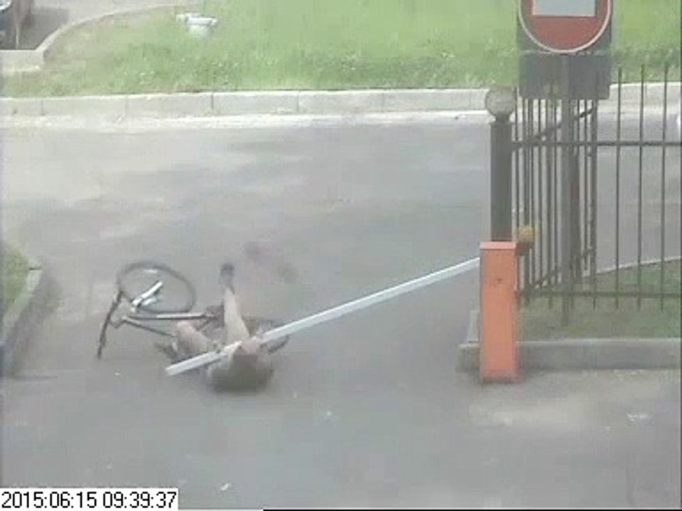 Un cycliste vs Une barrière ! LOL