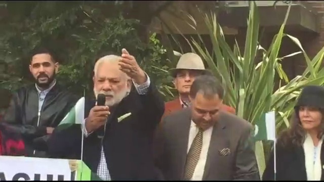 Karachite Man Abusing Altaf Hussain Outside His House In London