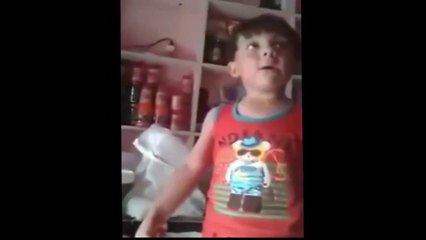 طفل عصبي يتعارك مع صاحب المحل من اجل ارجاع الايس كريم