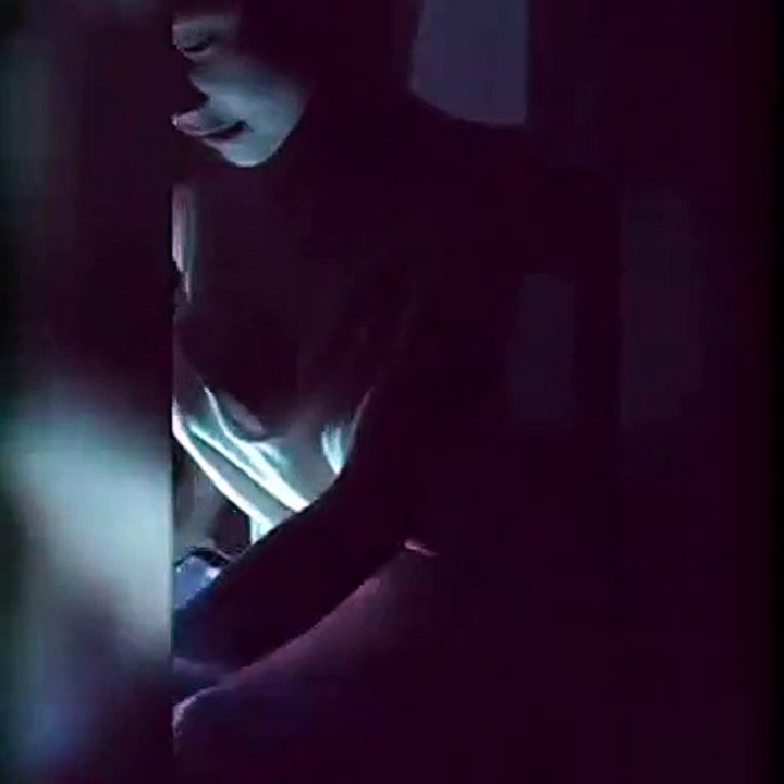Cette jeune femme montre comment reconnaître une poitrine siliconée dans le noir