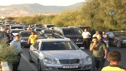 KKTC'de Eylem Yapan Taksiciler Havalimanı Yolunu Kapattı
