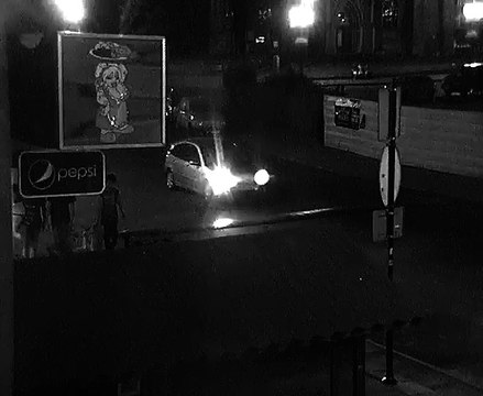 Trois jeunes aident un SDF endormi sur un banc (Pologne)