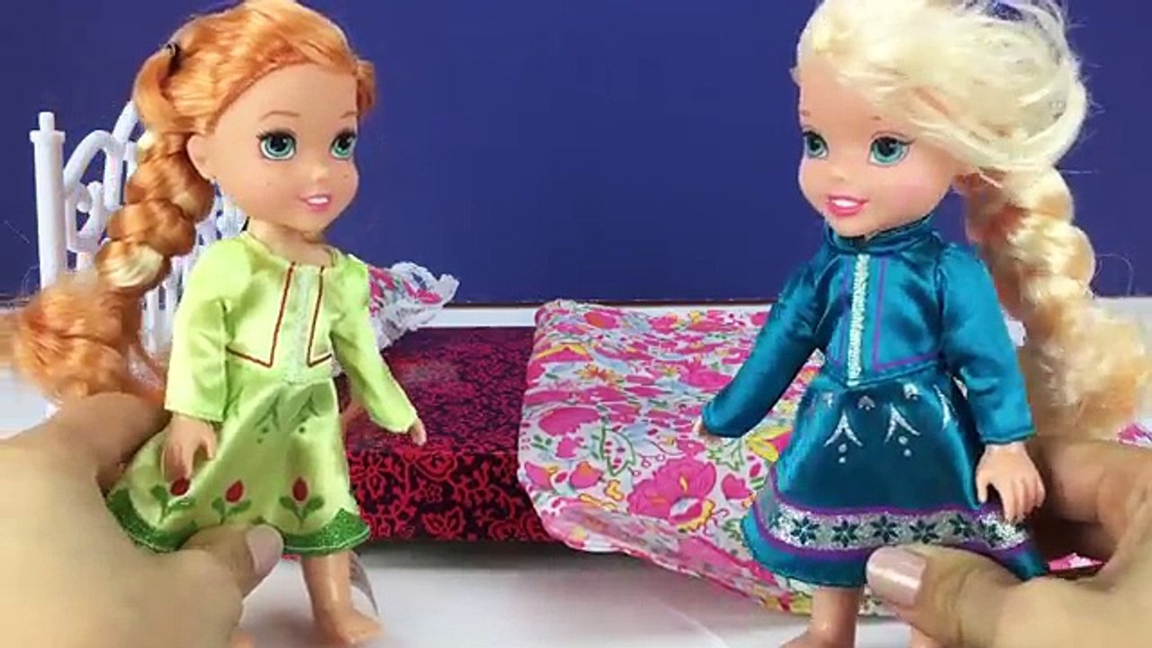 Frozen Elsa and Anna TODDLERS in 4K Take a Real Bubble Bath! Bath time play with Disney Frozen