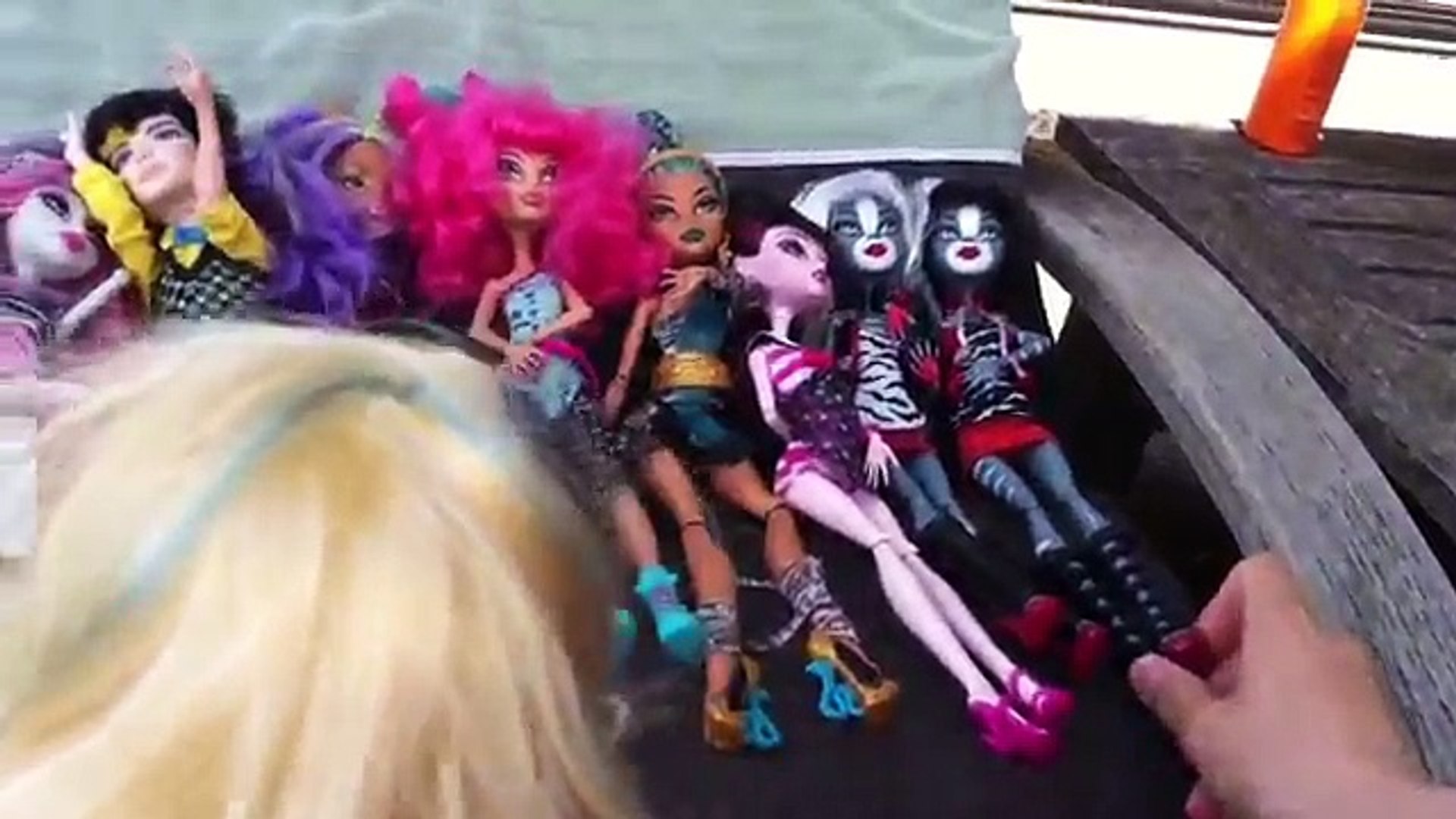 Les Monster High à la piscine Partie 1 – Видео Dailymotion