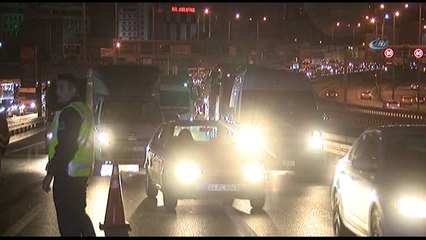 D-100 Karayolunda Bariyerlere Çarpan Tır Karşı Şeride Geçti