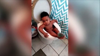 Hilarant : ce petit s'est endormi dans les toilettes