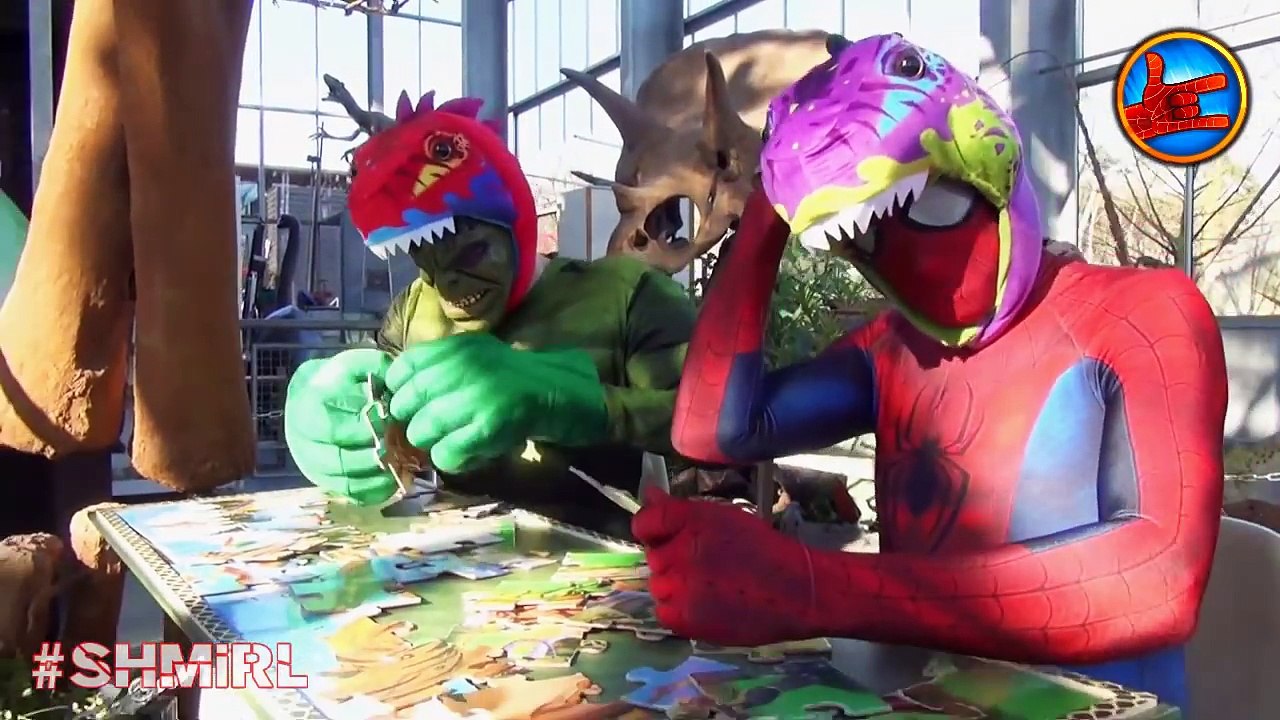 Spiderman POO Dinosaur! Pooped by Dino! w/ Pink Spidergirl Hulk Superheroes in Real Life FUN!