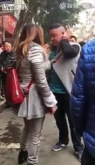 Cette femme éclate son mari en pleine rue parce qu'il l'a trompé!