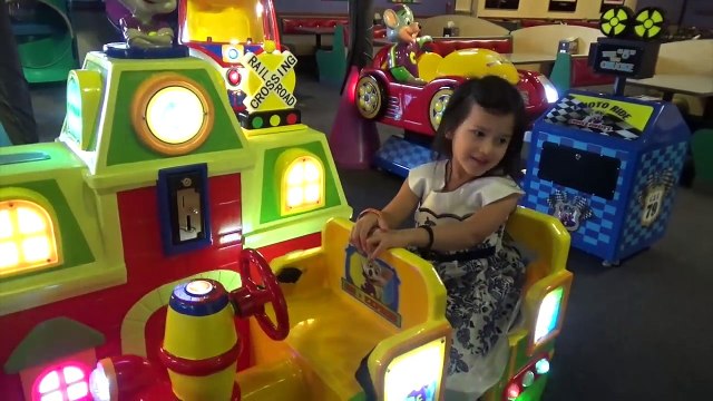 Chuck E. Cheese Birthday Celebration with Holiday Chuck E. Cheese | Chuck E. Cheese Happy Dance