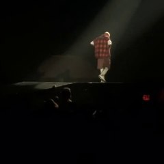 JUSTIN BIEBER FALLS IN CONCERT OUCH!