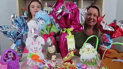 Abriendo huevos de Pascua con mi madre