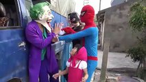 Motorista Preto Spiderman esmagado bolas coloridas !Homem Aranha Desenho Animado Em Portugues