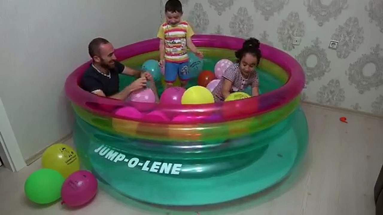 Havuzda Balon patlatma oynadık !!! - We played balloon blast in the pool !!!