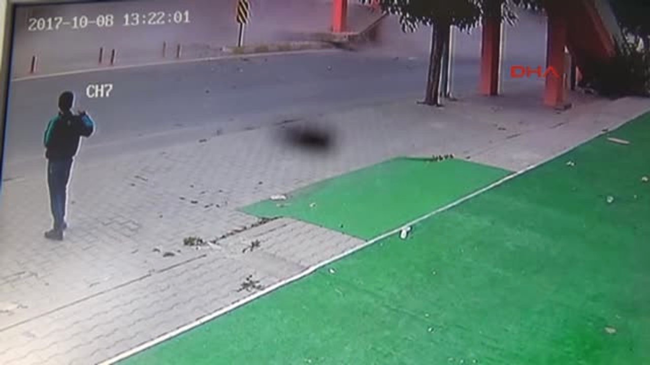 Karaman Vincin Çarptığı Yaya Üst Geçidi Otomobilin Üstüne Yıkıldı, O Anlar Güvenlik Kamerasına...
