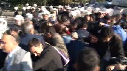 Katliam anmasına polis saldırısı