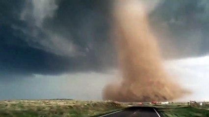 La puissance de cette tornade qui traverse une route est impressionnante