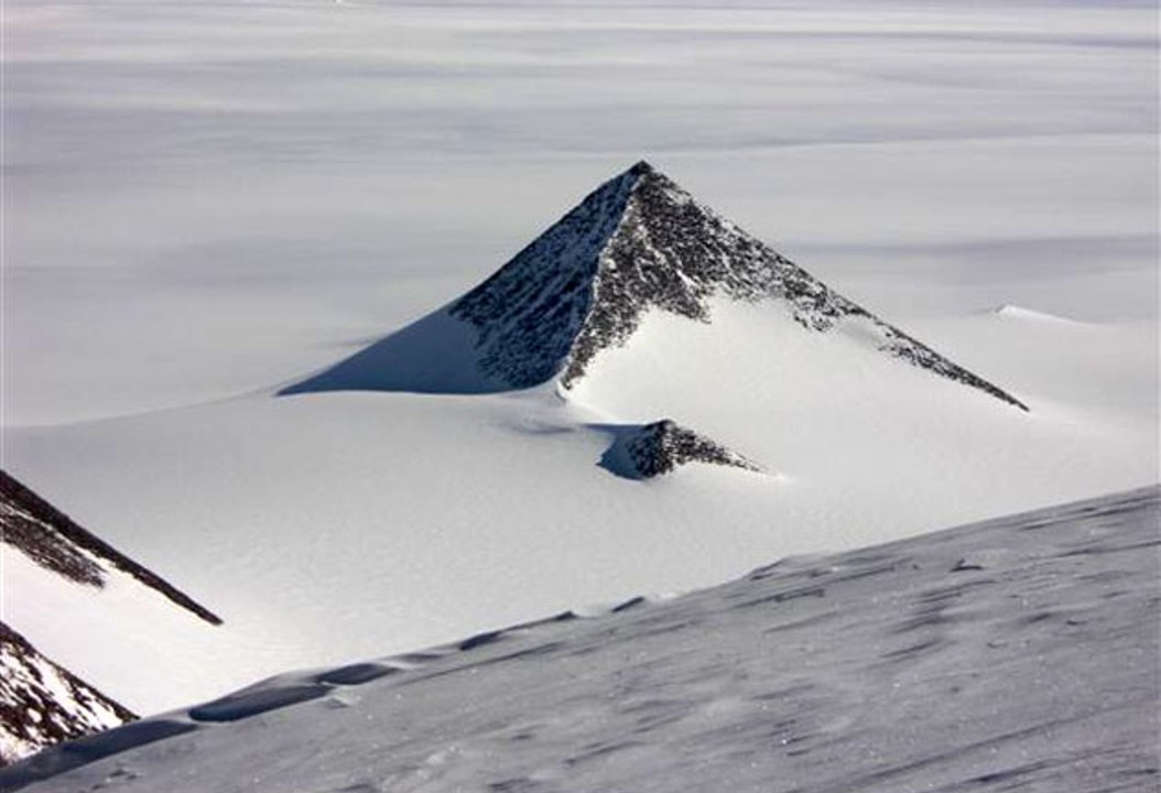 Pyramiden in der Antarktis und Chemtrails