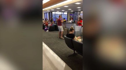 Un homme met l'ambiance avant un embarquement !