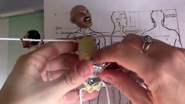 Elle réalise une figurine de Freddie Mercury