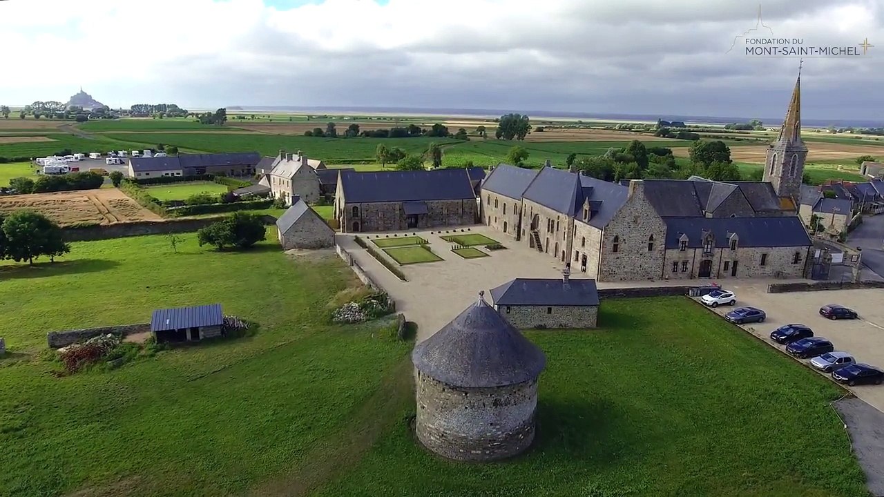 Le Prieuré du Mont-Saint-Michel en vue aérienne