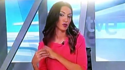 ¡Presentadora se peina y pone morritos en pleno directo!